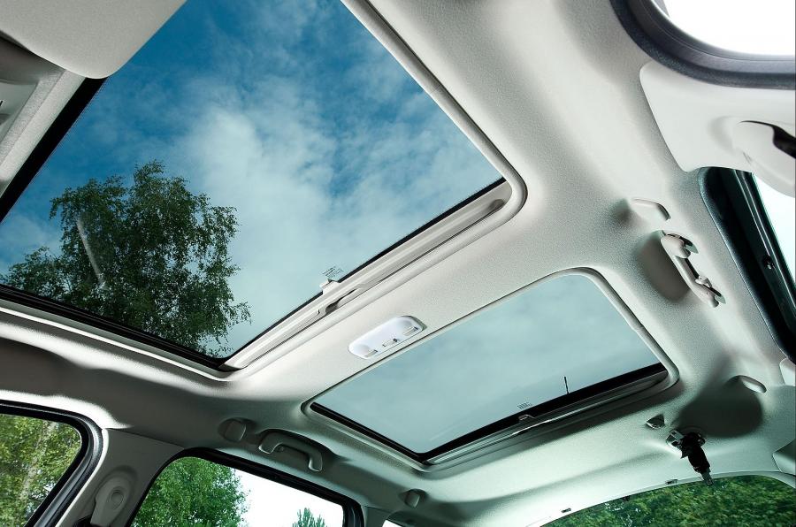 Интерьер Renault Scenic 2009 года  (UK) (фото 3 из 37)